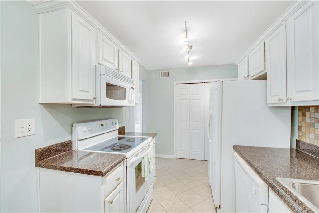 503 Brighton Point, Sandy Springs, Georgia 30328, 2 Bedrooms Bedrooms, ,2 BathroomsBathrooms,Residential,Sold,503 Brighton Point,6853288