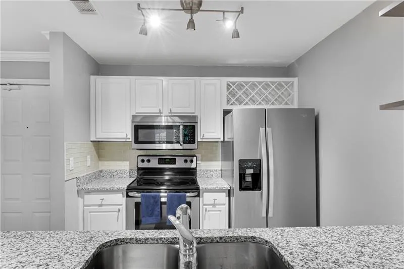 3655 Habersham Road Ne Unit 244b, Atlanta, Georgia 30305, 1 Bedroom Bedrooms, ,1 BathroomBathrooms,Residential,Sold,3655 Habersham Road Ne Unit 244b,7677735