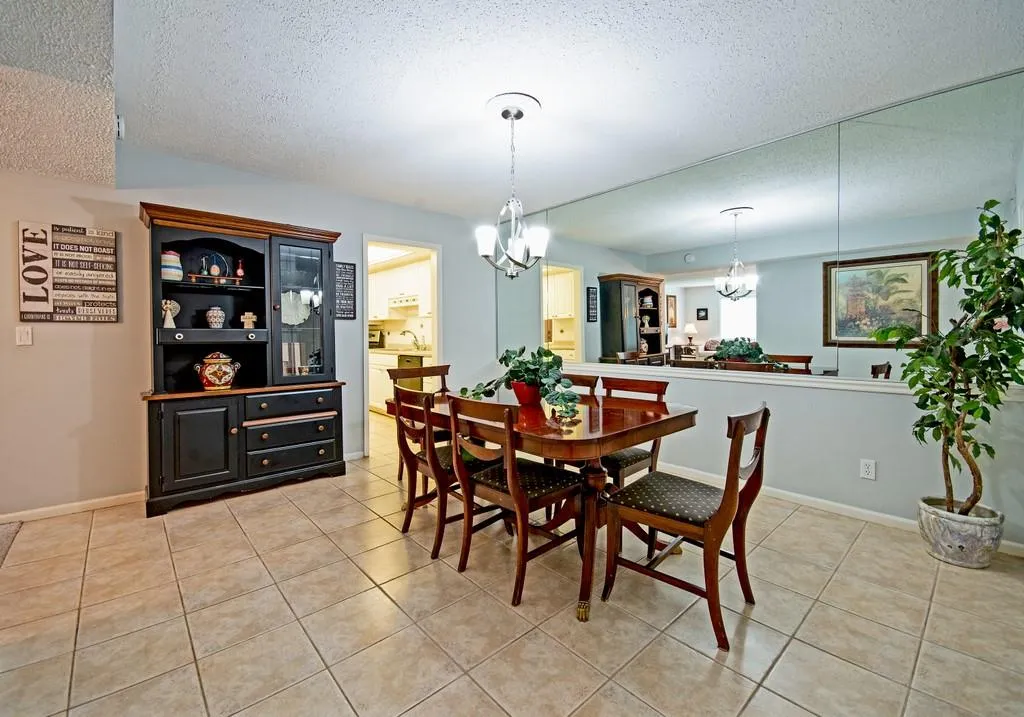 6851 Roswell Road Unit N-16, Sandy Springs, Georgia 30328, 3 Bedrooms Bedrooms, ,2 BathroomsBathrooms,Residential,Sold,6851 Roswell Road Unit N-16,6725913