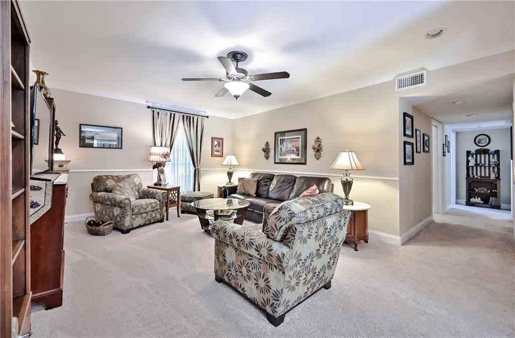 6700 Roswell Road Unit 8c, Sandy Springs, Georgia 30328, 3 Bedrooms Bedrooms, ,2 BathroomsBathrooms,Residential,Sold,6700 Roswell Road Unit 8c,6906087