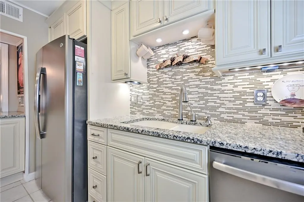 6700 Roswell Road Unit 8c, Sandy Springs, Georgia 30328, 3 Bedrooms Bedrooms, ,2 BathroomsBathrooms,Residential,Sold,6700 Roswell Road Unit 8c,6906087