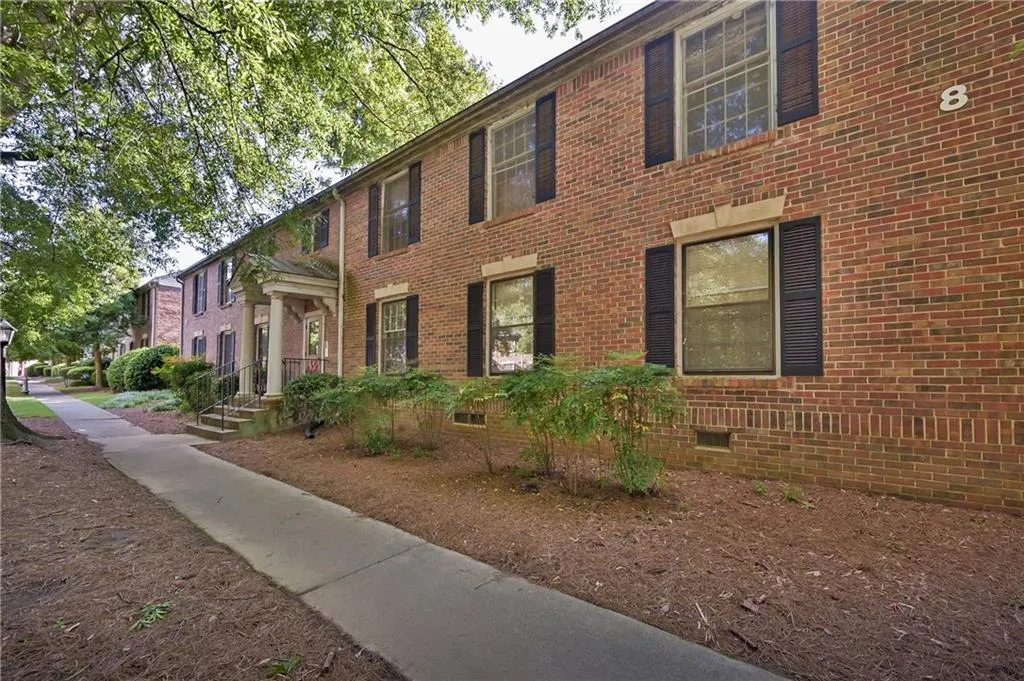 6700 Roswell Road Unit 8c, Sandy Springs, Georgia 30328, 3 Bedrooms Bedrooms, ,2 BathroomsBathrooms,Residential,Sold,6700 Roswell Road Unit 8c,6906087