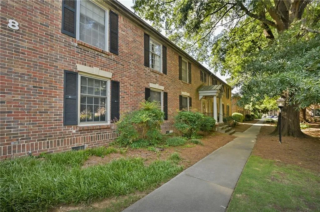 6700 Roswell Road Unit 8c, Sandy Springs, Georgia 30328, 3 Bedrooms Bedrooms, ,2 BathroomsBathrooms,Residential,Sold,6700 Roswell Road Unit 8c,6906087