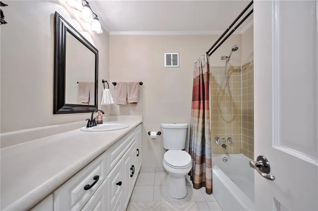 6700 Roswell Road Unit 8c, Sandy Springs, Georgia 30328, 3 Bedrooms Bedrooms, ,2 BathroomsBathrooms,Residential,Sold,6700 Roswell Road Unit 8c,6906087