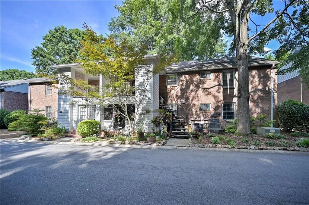6700 Roswell Road Unit 8c, Sandy Springs, Georgia 30328, 3 Bedrooms Bedrooms, ,2 BathroomsBathrooms,Residential,Sold,6700 Roswell Road Unit 8c,6906087
