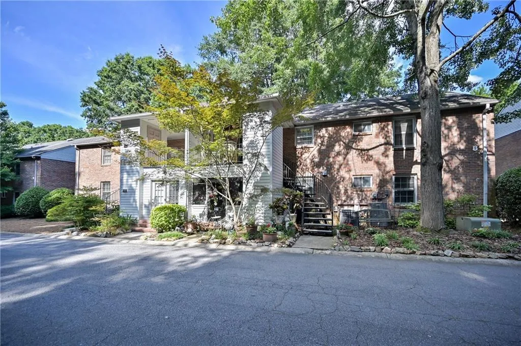 6700 Roswell Road Unit 8c, Sandy Springs, Georgia 30328, 3 Bedrooms Bedrooms, ,2 BathroomsBathrooms,Residential,Sold,6700 Roswell Road Unit 8c,6906087