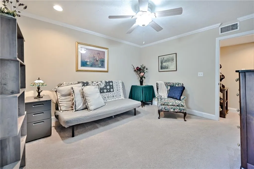 6700 Roswell Road Unit 8c, Sandy Springs, Georgia 30328, 3 Bedrooms Bedrooms, ,2 BathroomsBathrooms,Residential,Sold,6700 Roswell Road Unit 8c,6906087