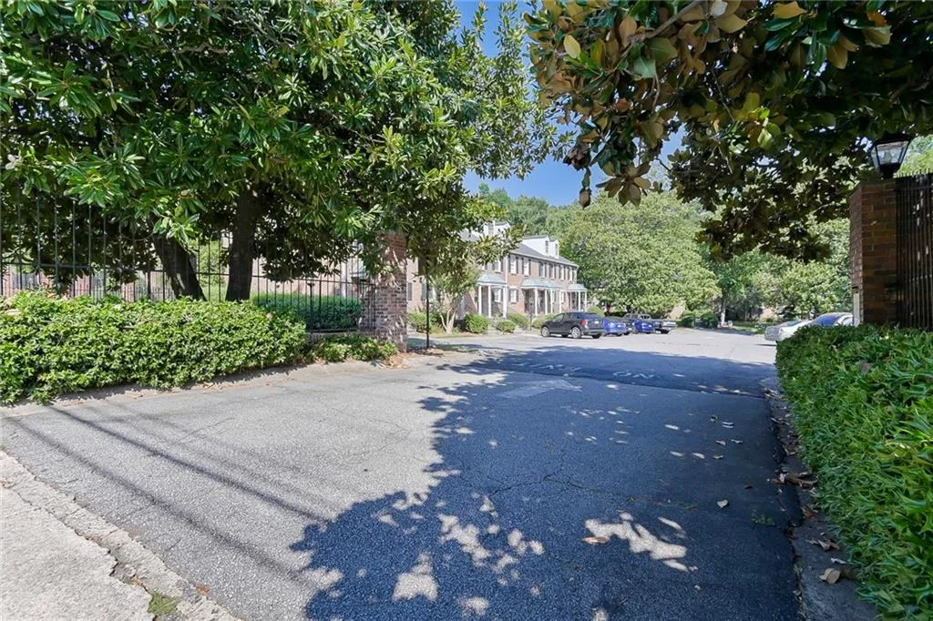 6700 Roswell Road Unit 8c, Sandy Springs, Georgia 30328, 3 Bedrooms Bedrooms, ,2 BathroomsBathrooms,Residential,Sold,6700 Roswell Road Unit 8c,6906087