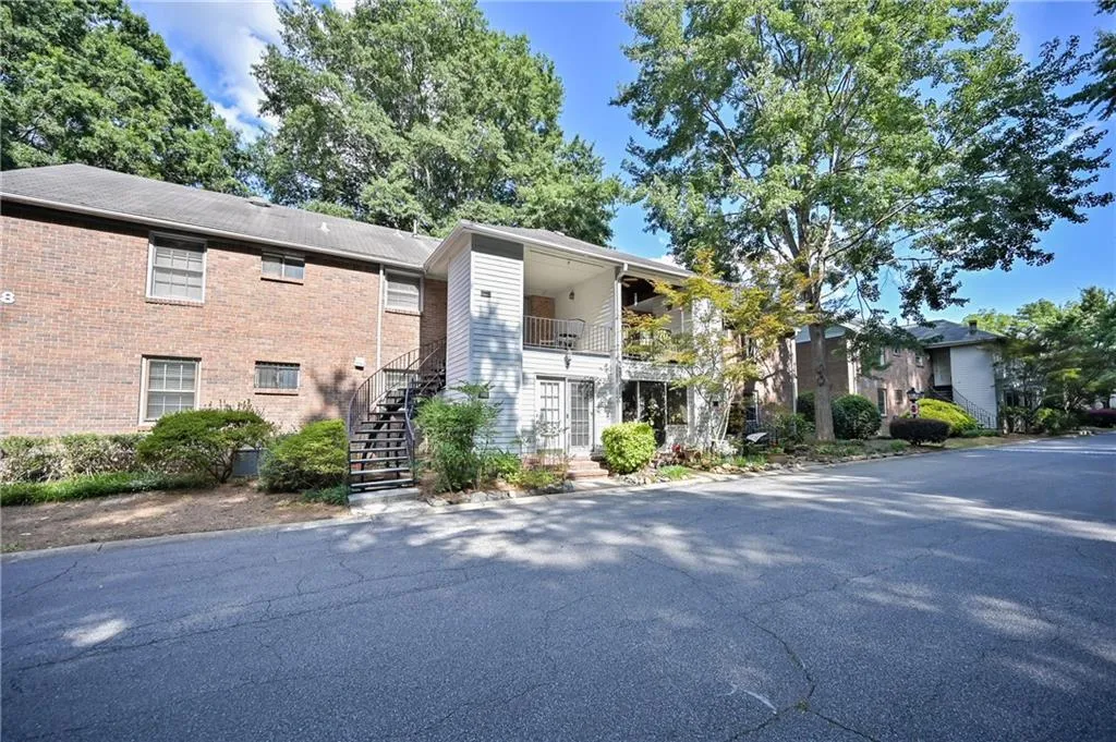 6700 Roswell Road Unit 8c, Sandy Springs, Georgia 30328, 3 Bedrooms Bedrooms, ,2 BathroomsBathrooms,Residential,Sold,6700 Roswell Road Unit 8c,6906087