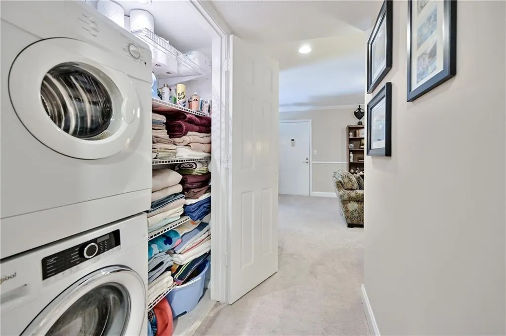 6700 Roswell Road Unit 8c, Sandy Springs, Georgia 30328, 3 Bedrooms Bedrooms, ,2 BathroomsBathrooms,Residential,Sold,6700 Roswell Road Unit 8c,6906087