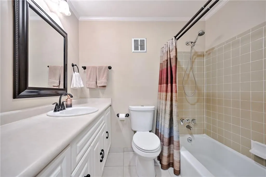 6700 Roswell Road Unit 8c, Sandy Springs, Georgia 30328, 3 Bedrooms Bedrooms, ,2 BathroomsBathrooms,Residential,Sold,6700 Roswell Road Unit 8c,6906087