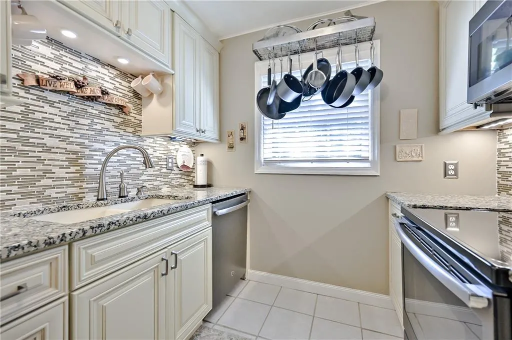 6700 Roswell Road Unit 8c, Sandy Springs, Georgia 30328, 3 Bedrooms Bedrooms, ,2 BathroomsBathrooms,Residential,Sold,6700 Roswell Road Unit 8c,6906087