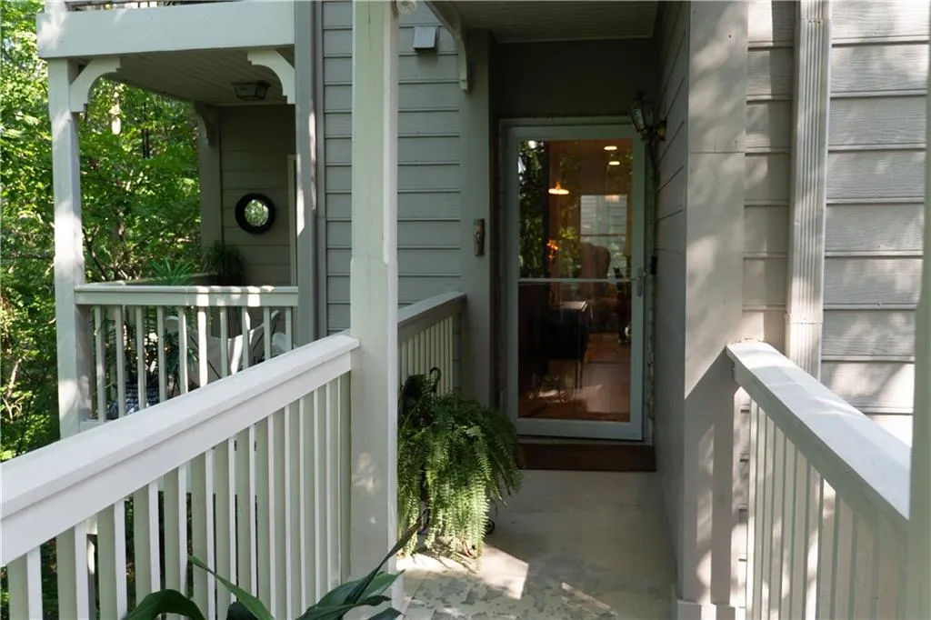 Private entrance with ONLY 3 steps!