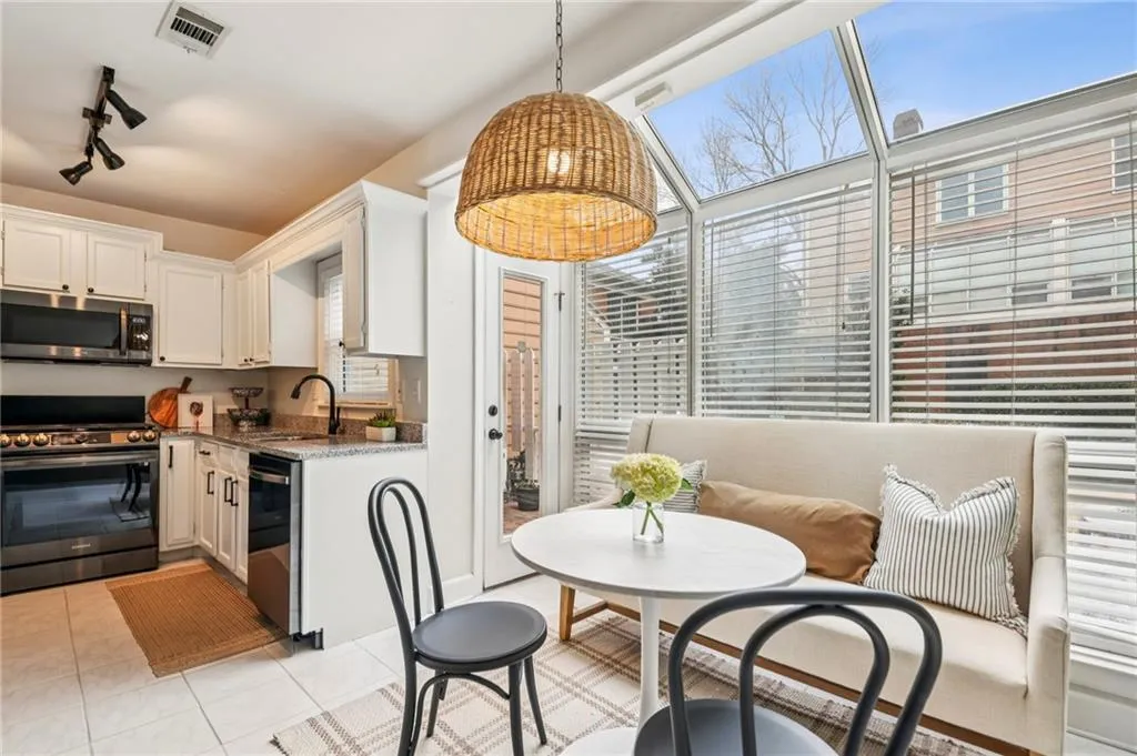 Eat-in kitchen cozy nook!