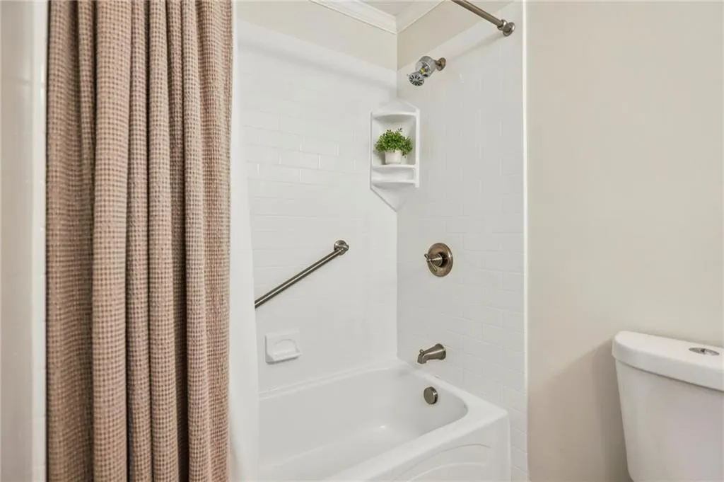 Primary bath with shower/tub comination.