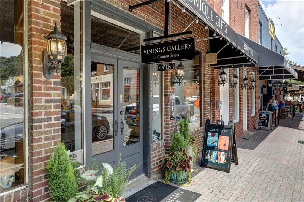 Old Roswell, plenty of dining, shopping and fun!