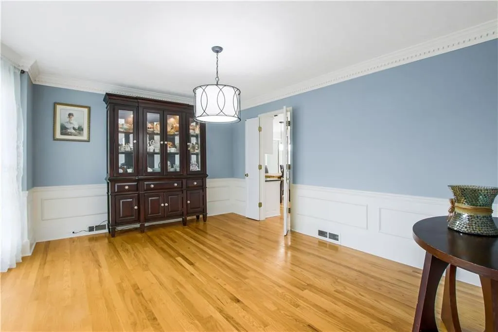 220 Glen Meadow Court, Sandy Springs, Georgia 30328, 4 Bedrooms Bedrooms, ,4 BathroomsBathrooms,Residential,Sold,220 Glen Meadow Court,6897969