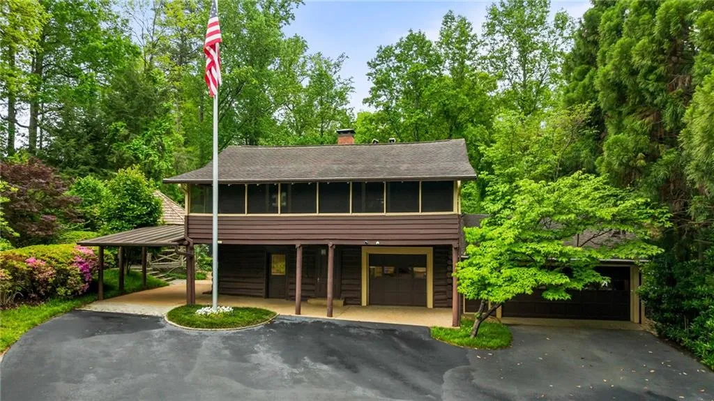 Circa 1920's cabin. First floor is a 10-12 car garage. Upstairs is the vintage carriage house apartment and screened porch