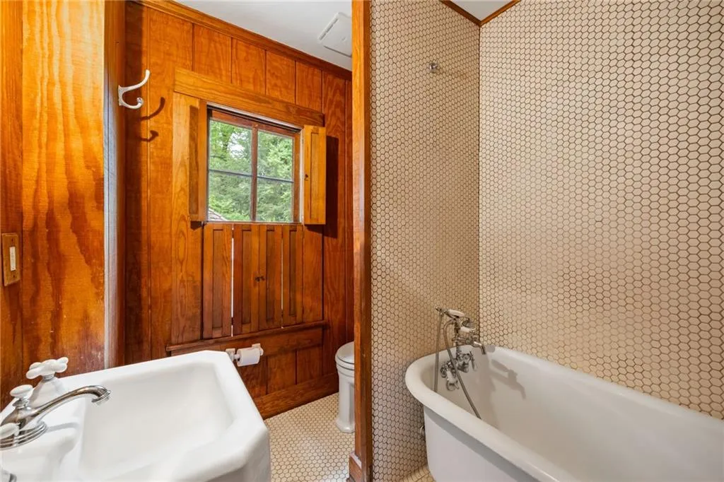 Hard to capture the true claw tub and vintage sink
