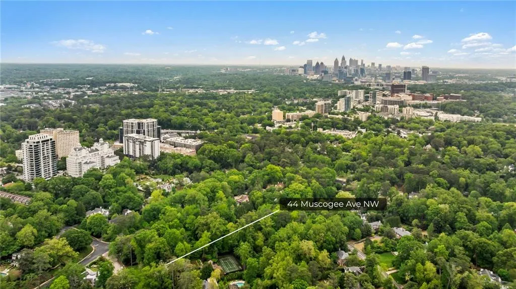 Could there be a better location just blocks from Peachtree but in a prestigious quiet neighborhood