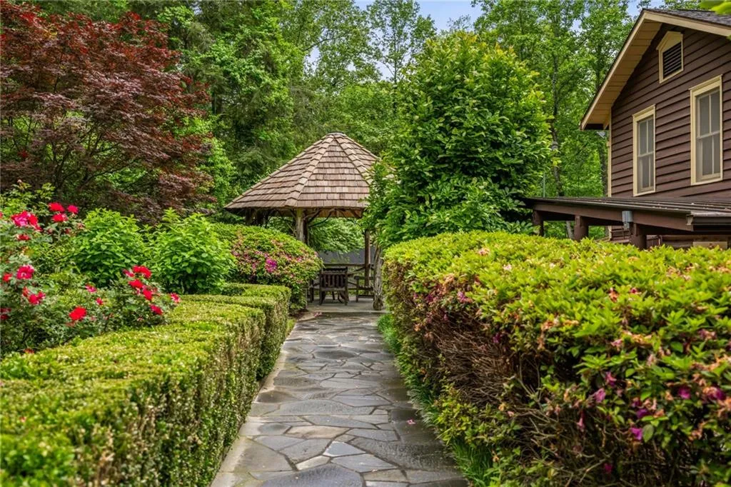 Al fresco dining, drinks with friends between tennis games or just to getaway - the gazebo is so special.