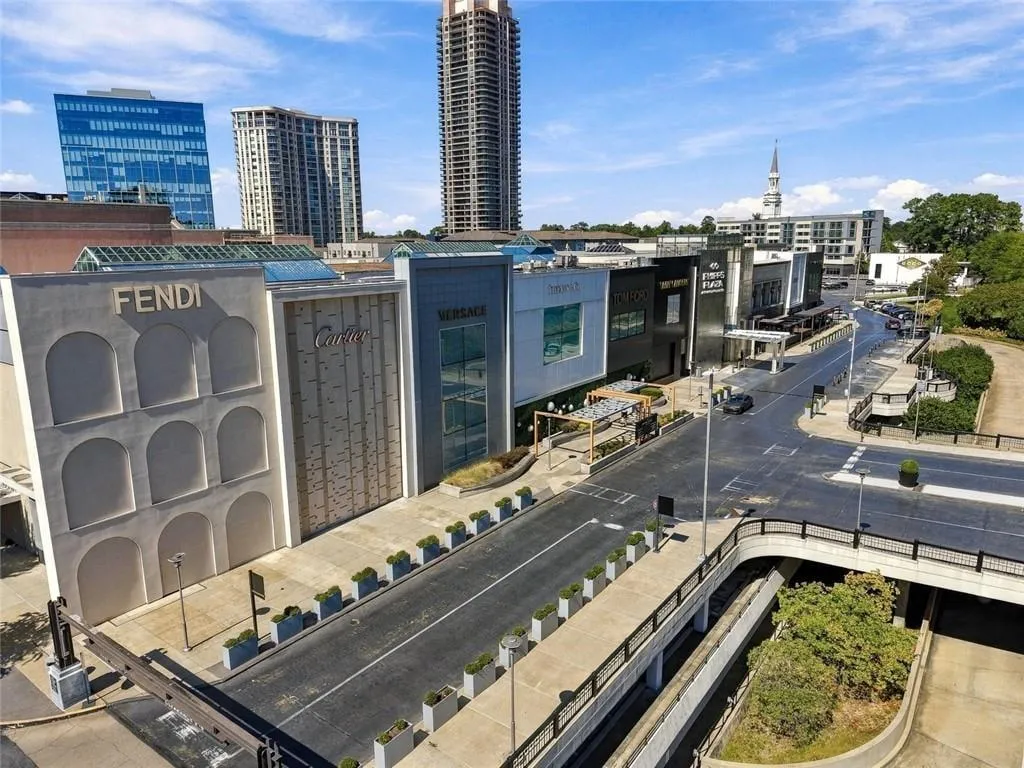 Phipps luxury shopping mall - walking distance