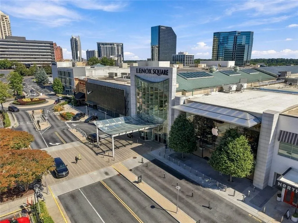 Lenox luxury shopping mall - walking distance