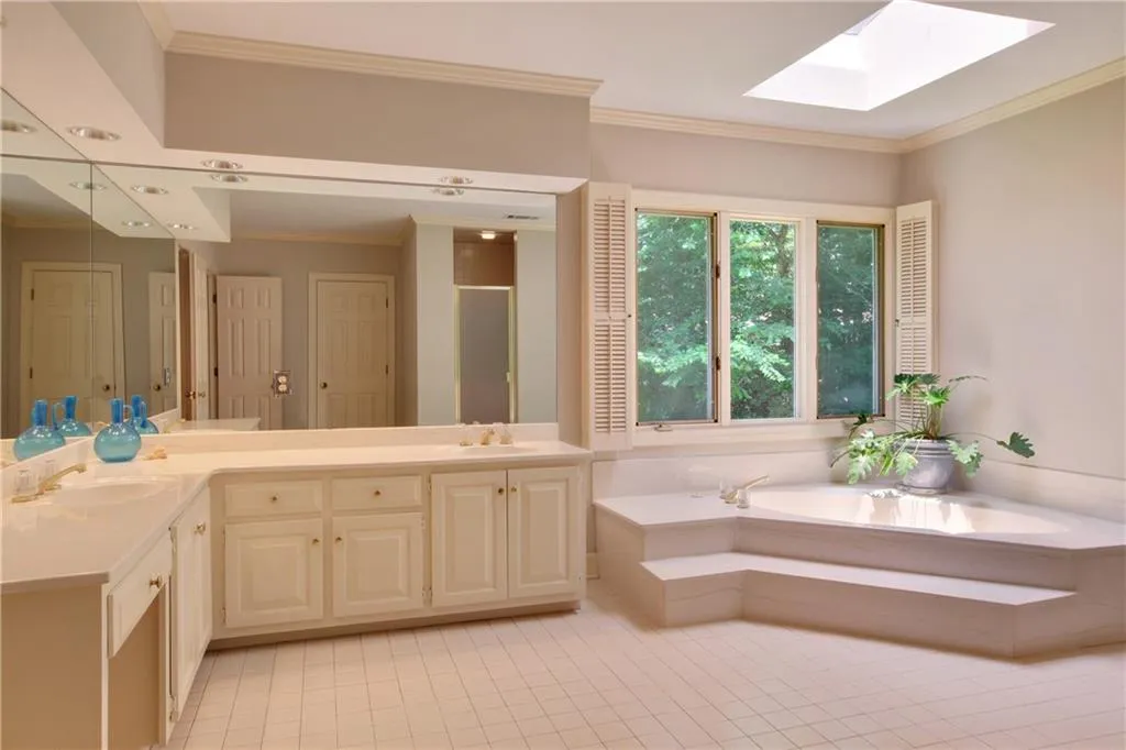 5500 Glen Errol Road, Atlanta, Georgia 30327, 5 Bedrooms Bedrooms, ,4 BathroomsBathrooms,Residential,Sold,5500 Glen Errol Road,5633412