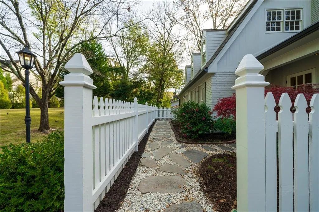 4720 Powers Ferry Road Nw, Sandy Springs, Georgia 30327, 4 Bedrooms Bedrooms, ,3 BathroomsBathrooms,Residential,Sold,4720 Powers Ferry Road Nw,7146321