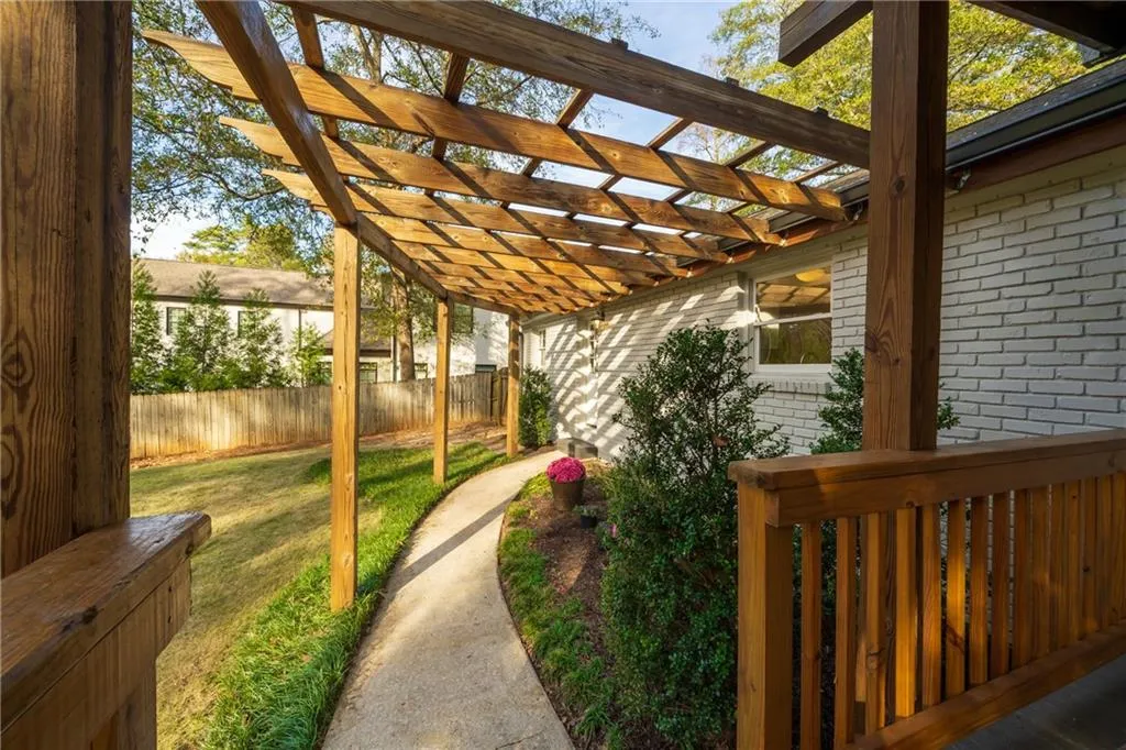 4720 Powers Ferry Road Nw, Sandy Springs, Georgia 30327, 4 Bedrooms Bedrooms, ,3 BathroomsBathrooms,Residential,Sold,4720 Powers Ferry Road Nw,7146321