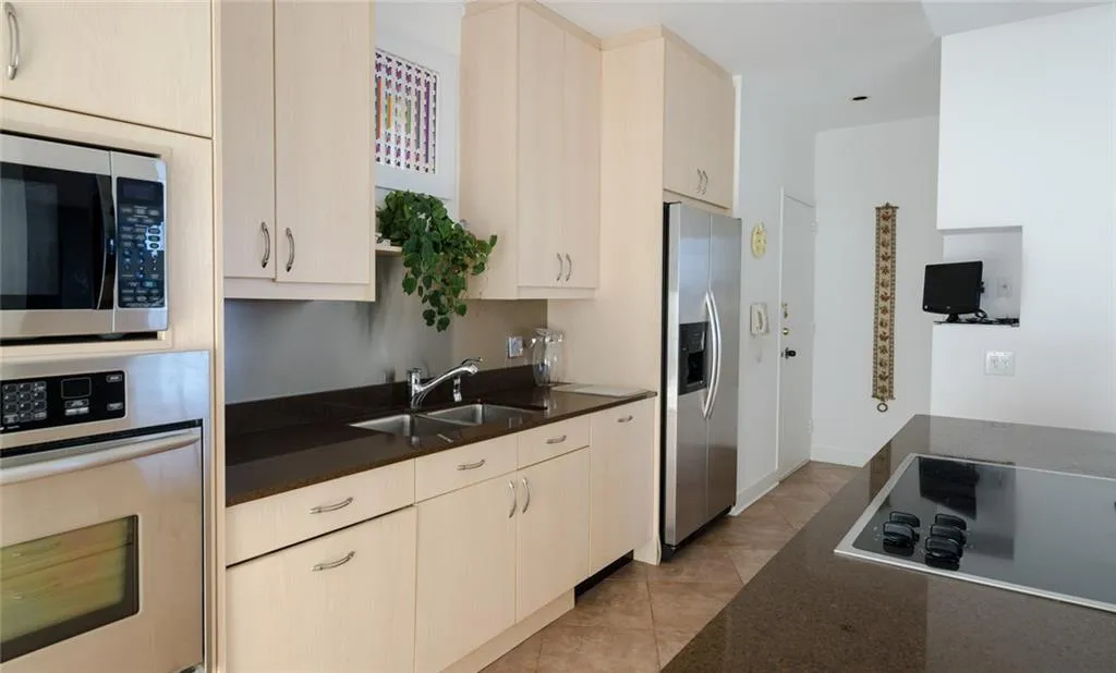 2575 Peachtree Road Ne Unit 16 E, Atlanta, Georgia 30305, 3 Bedrooms Bedrooms, ,2 BathroomsBathrooms,Residential,Sold,2575 Peachtree Road Ne Unit 16 E,5673221