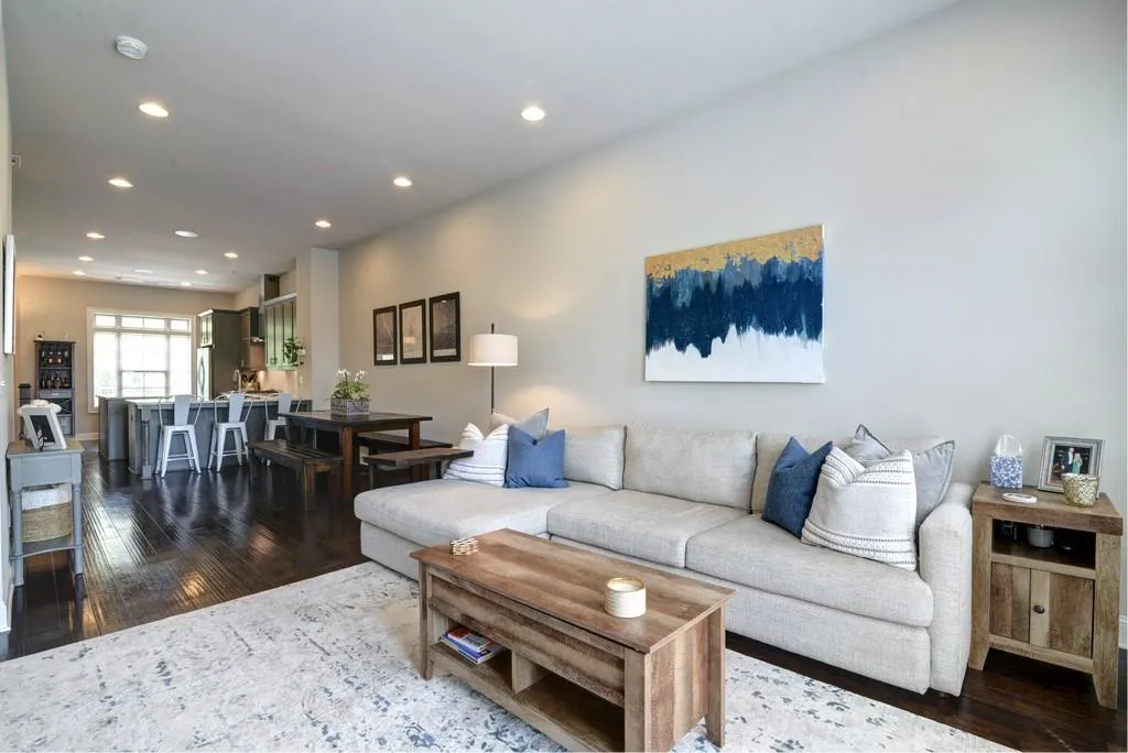 4755 Roswell Road, Atlanta, Georgia 30342, 2 Bedrooms Bedrooms, ,2 BathroomsBathrooms,Residential,Sold,4755 Roswell Road,6761115