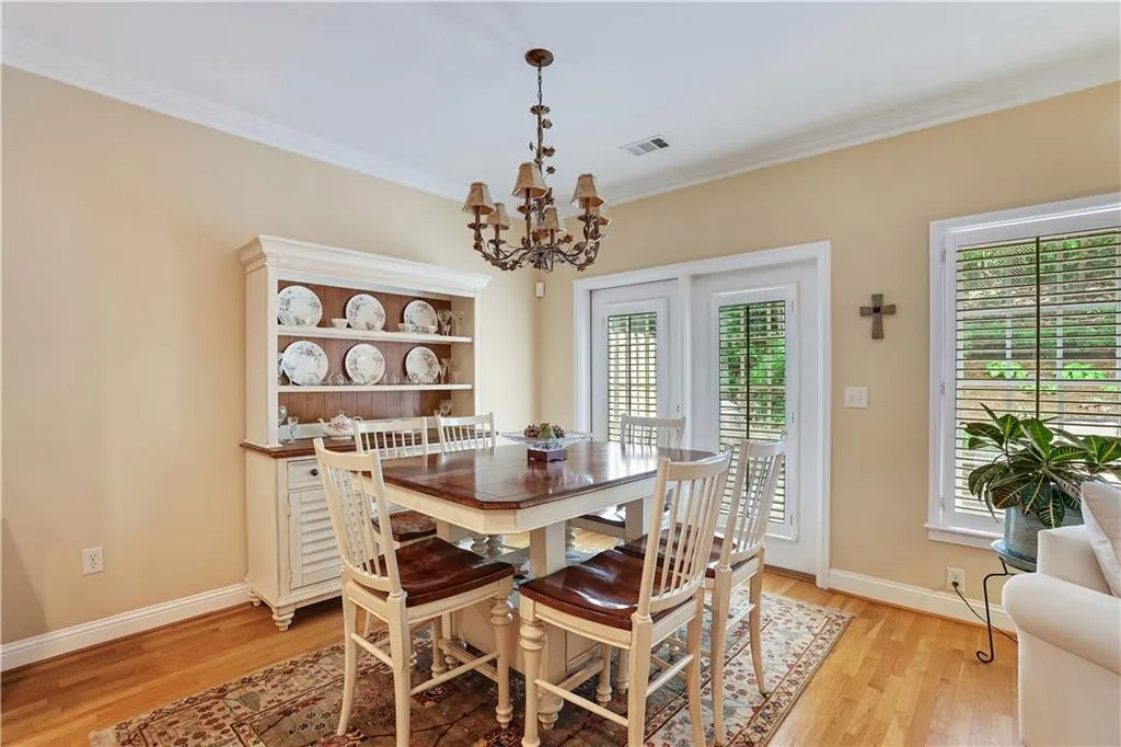 Kitchen eat-in area