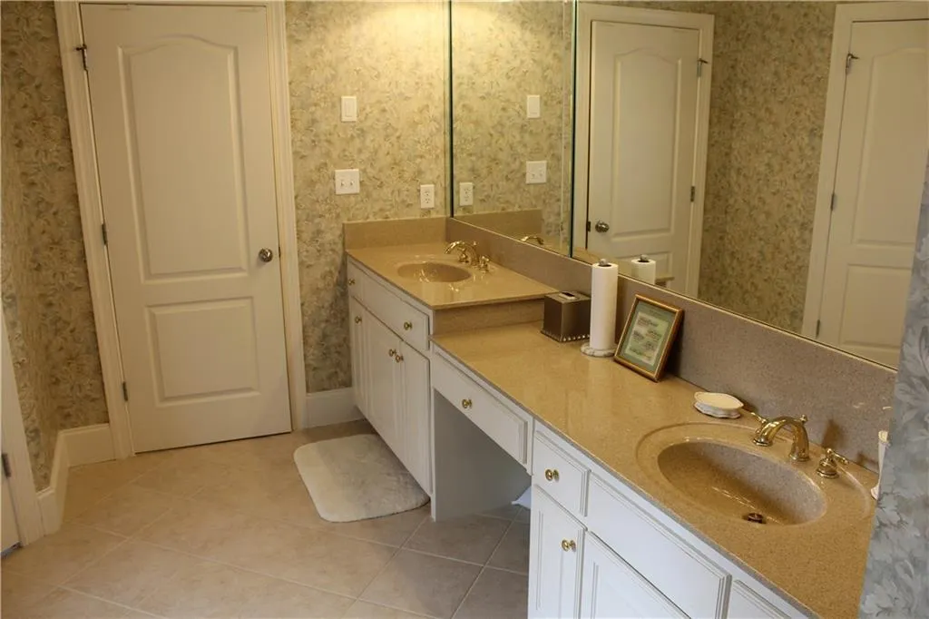 205 Aerie Court, Atlanta, Georgia 30350, 6 Bedrooms Bedrooms, ,5 BathroomsBathrooms,Residential,Sold,205 Aerie Court,5649781