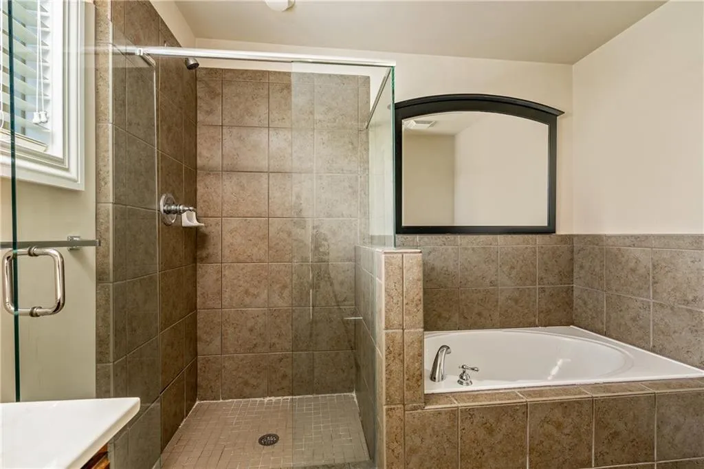 331 Le Gran Bend, Sandy Springs, Georgia 30328, 2 Bedrooms Bedrooms, ,2 BathroomsBathrooms,Residential,Sold,331 Le Gran Bend,6901358