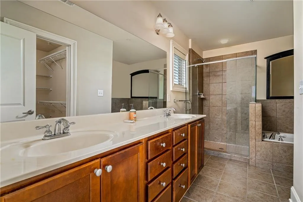 331 Le Gran Bend, Sandy Springs, Georgia 30328, 2 Bedrooms Bedrooms, ,2 BathroomsBathrooms,Residential,Sold,331 Le Gran Bend,6901358