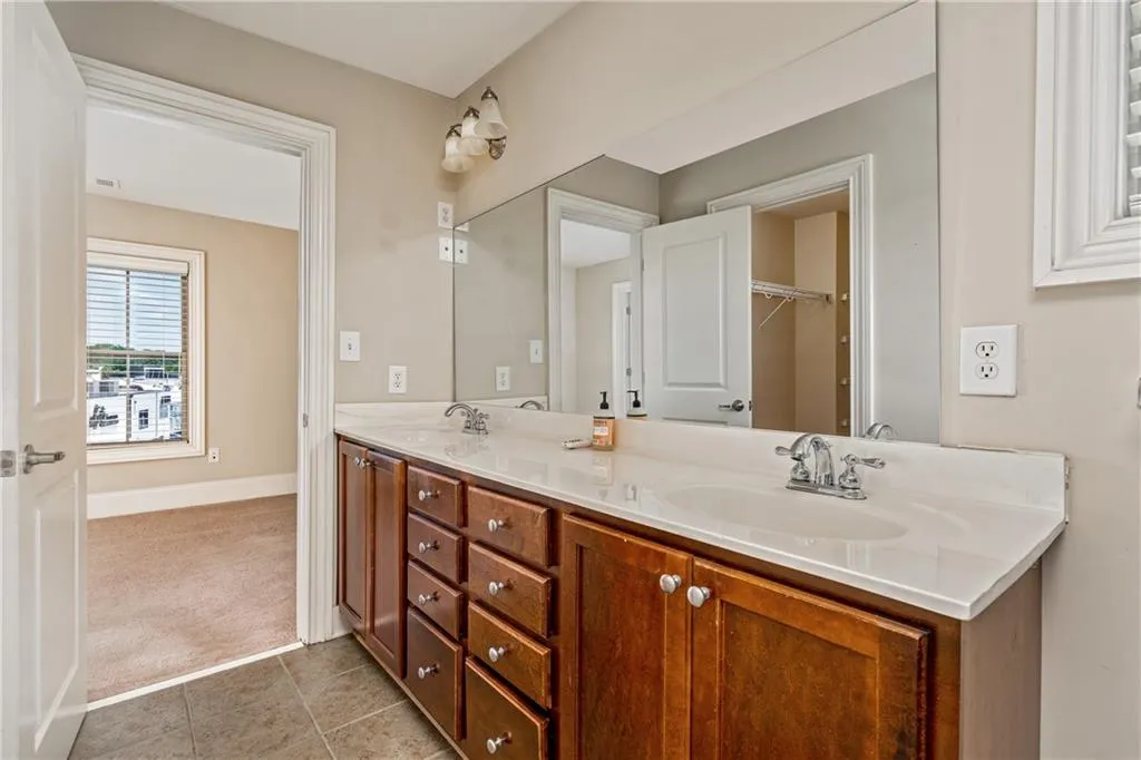 331 Le Gran Bend, Sandy Springs, Georgia 30328, 2 Bedrooms Bedrooms, ,2 BathroomsBathrooms,Residential,Sold,331 Le Gran Bend,6901358
