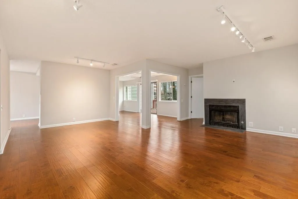 56 Dunwoody Springs Drive, Atlanta, Georgia 30328, 2 Bedrooms Bedrooms, ,2 BathroomsBathrooms,Residential,Sold,56 Dunwoody Springs Drive,6117512