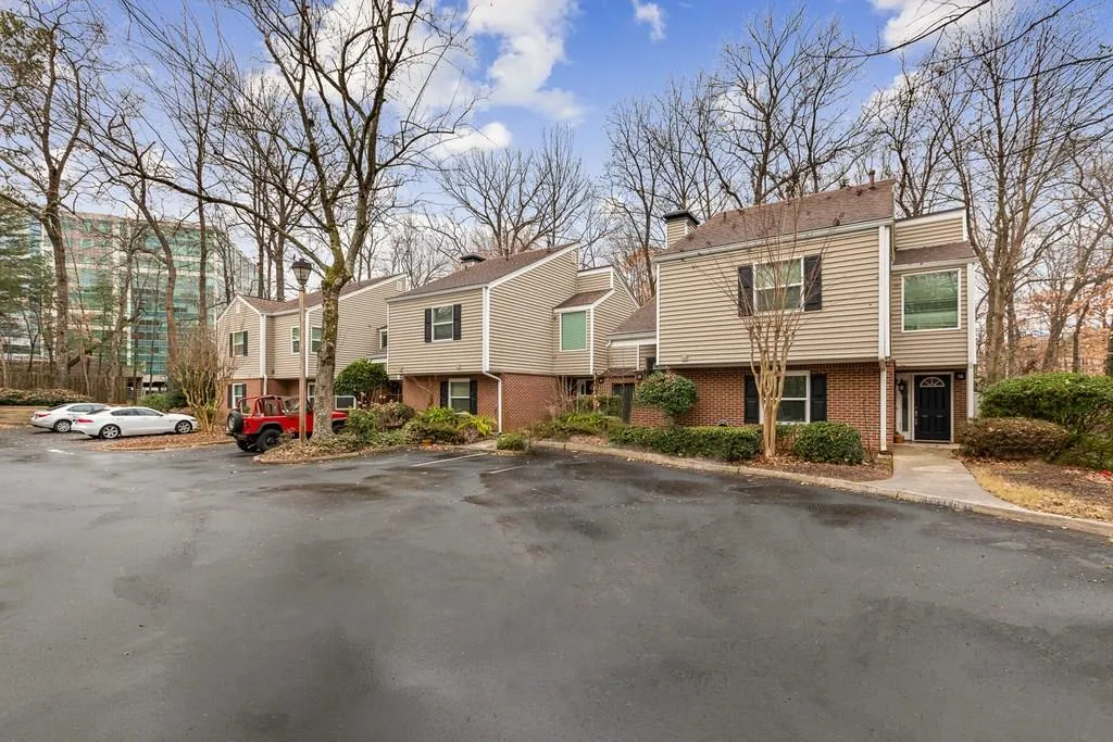 56 Dunwoody Springs Drive, Atlanta, Georgia 30328, 2 Bedrooms Bedrooms, ,2 BathroomsBathrooms,Residential,Sold,56 Dunwoody Springs Drive,6117512