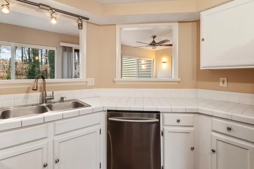 56 Dunwoody Springs Drive, Atlanta, Georgia 30328, 2 Bedrooms Bedrooms, ,2 BathroomsBathrooms,Residential,Sold,56 Dunwoody Springs Drive,6117512