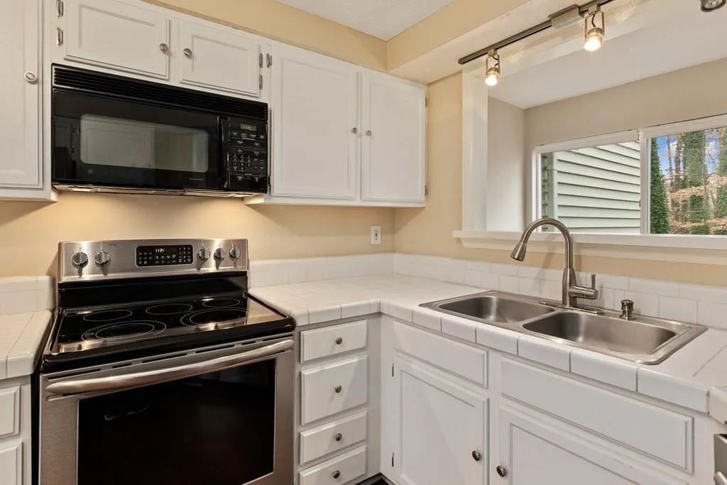 56 Dunwoody Springs Drive, Atlanta, Georgia 30328, 2 Bedrooms Bedrooms, ,2 BathroomsBathrooms,Residential,Sold,56 Dunwoody Springs Drive,6117512