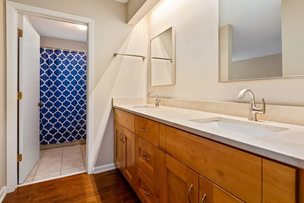 56 Dunwoody Springs Drive, Atlanta, Georgia 30328, 2 Bedrooms Bedrooms, ,2 BathroomsBathrooms,Residential,Sold,56 Dunwoody Springs Drive,6117512