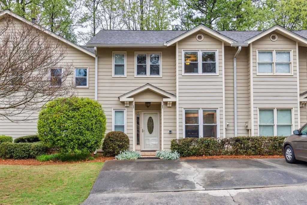 219 Peachtree Hollow Court, Sandy Springs, Georgia 30328, 2 Bedrooms Bedrooms, ,2 BathroomsBathrooms,Residential,Sold,219 Peachtree Hollow Court,7200282
