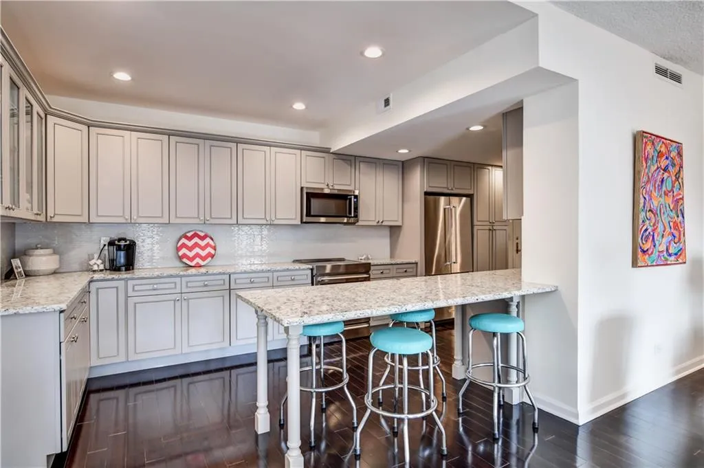 3648 Peachtree Road Ne Unit 3j, Atlanta, Georgia 30319, 3 Bedrooms Bedrooms, ,3 BathroomsBathrooms,Residential,Sold,3648 Peachtree Road Ne Unit 3j,6087837