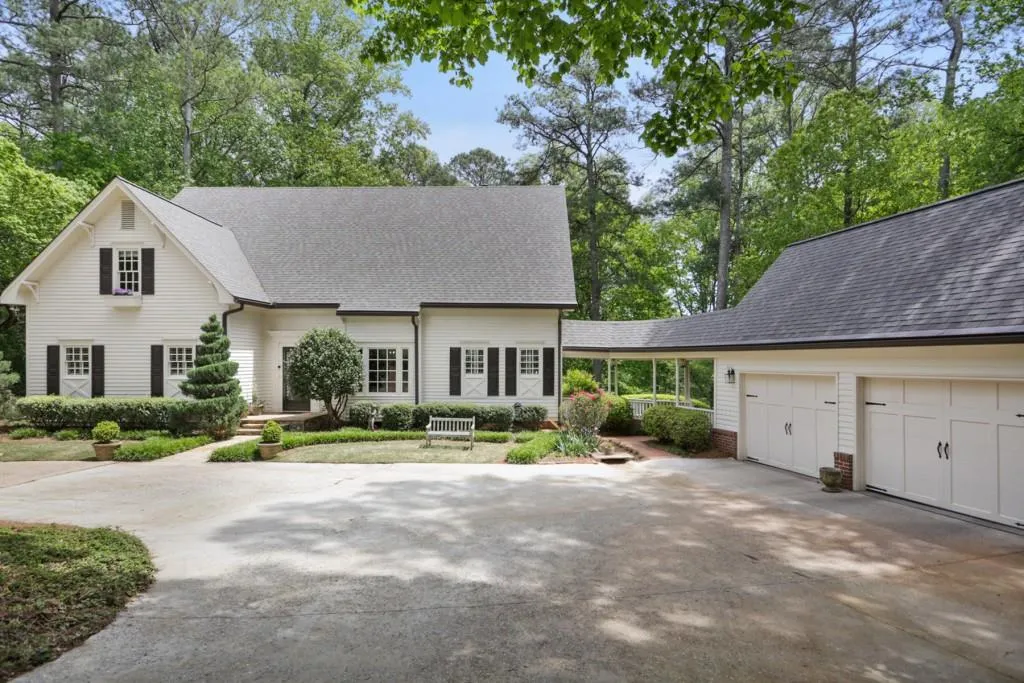 9935 Huntcliff Trace, Sandy Springs, Georgia 30350, 4 Bedrooms Bedrooms, ,3 BathroomsBathrooms,Residential,Sold,9935 Huntcliff Trace,6714312