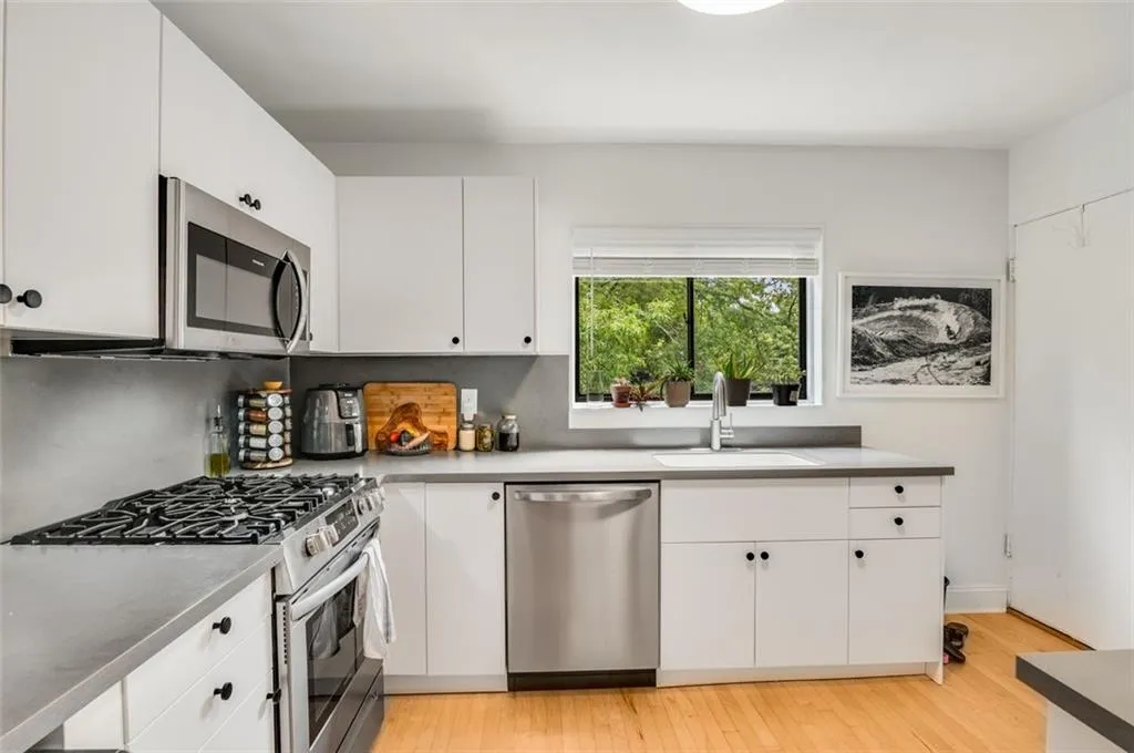 96 Ardmore Place Nw Unit #3, Atlanta, Georgia 30309, 2 Bedrooms Bedrooms, ,1 BathroomBathrooms,Residential,For Sale,96 Ardmore Place Nw Unit #3,7636663