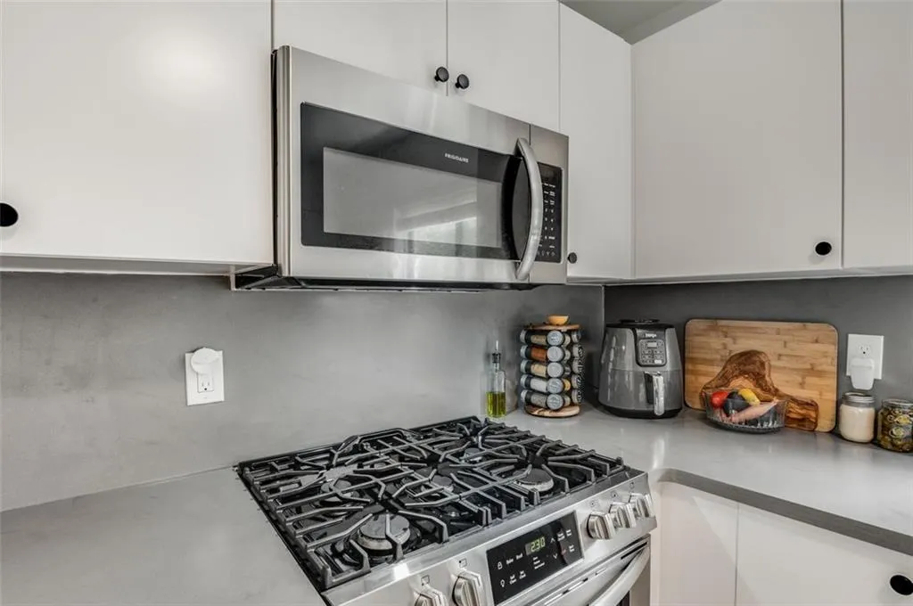 96 Ardmore Place Nw Unit #3, Atlanta, Georgia 30309, 2 Bedrooms Bedrooms, ,1 BathroomBathrooms,Residential,For Sale,96 Ardmore Place Nw Unit #3,7636663