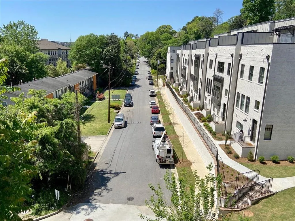 96 Ardmore Place Nw Unit #3, Atlanta, Georgia 30309, 2 Bedrooms Bedrooms, ,1 BathroomBathrooms,Residential,For Sale,96 Ardmore Place Nw Unit #3,7636663