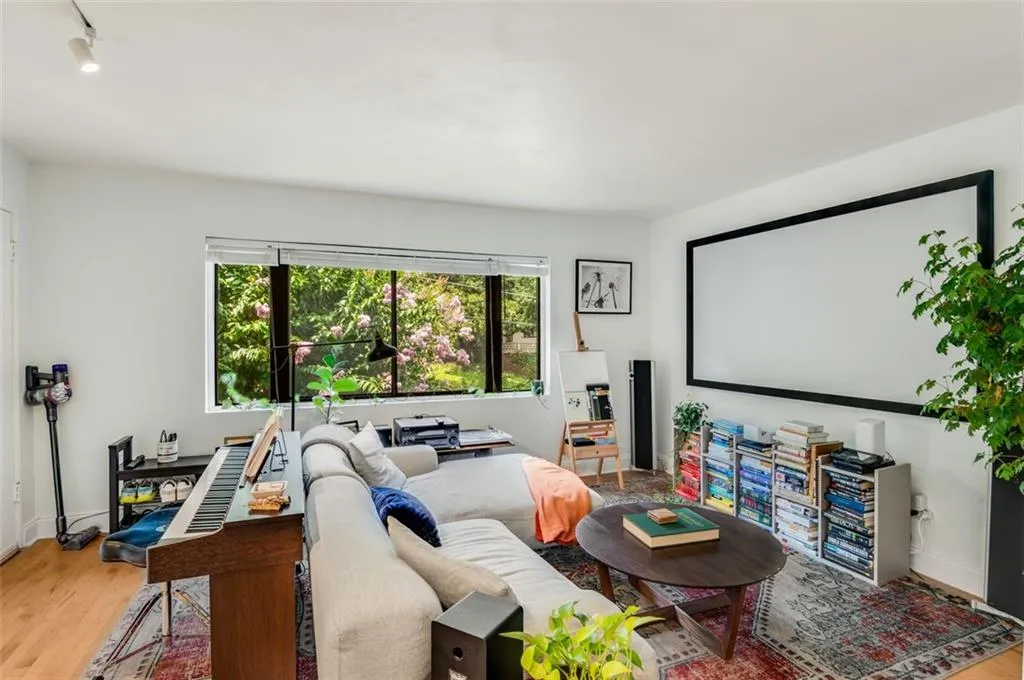 96 Ardmore Place Nw Unit #3, Atlanta, Georgia 30309, 2 Bedrooms Bedrooms, ,1 BathroomBathrooms,Residential,For Sale,96 Ardmore Place Nw Unit #3,7636663
