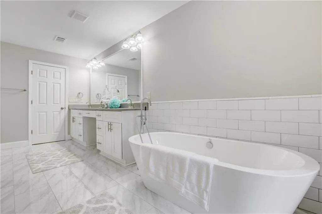 10 Braemore Drive Unit 10, Sandy Springs, Georgia 30328, 4 Bedrooms Bedrooms, ,3 BathroomsBathrooms,Residential,Sold,10 Braemore Drive Unit 10,5946606